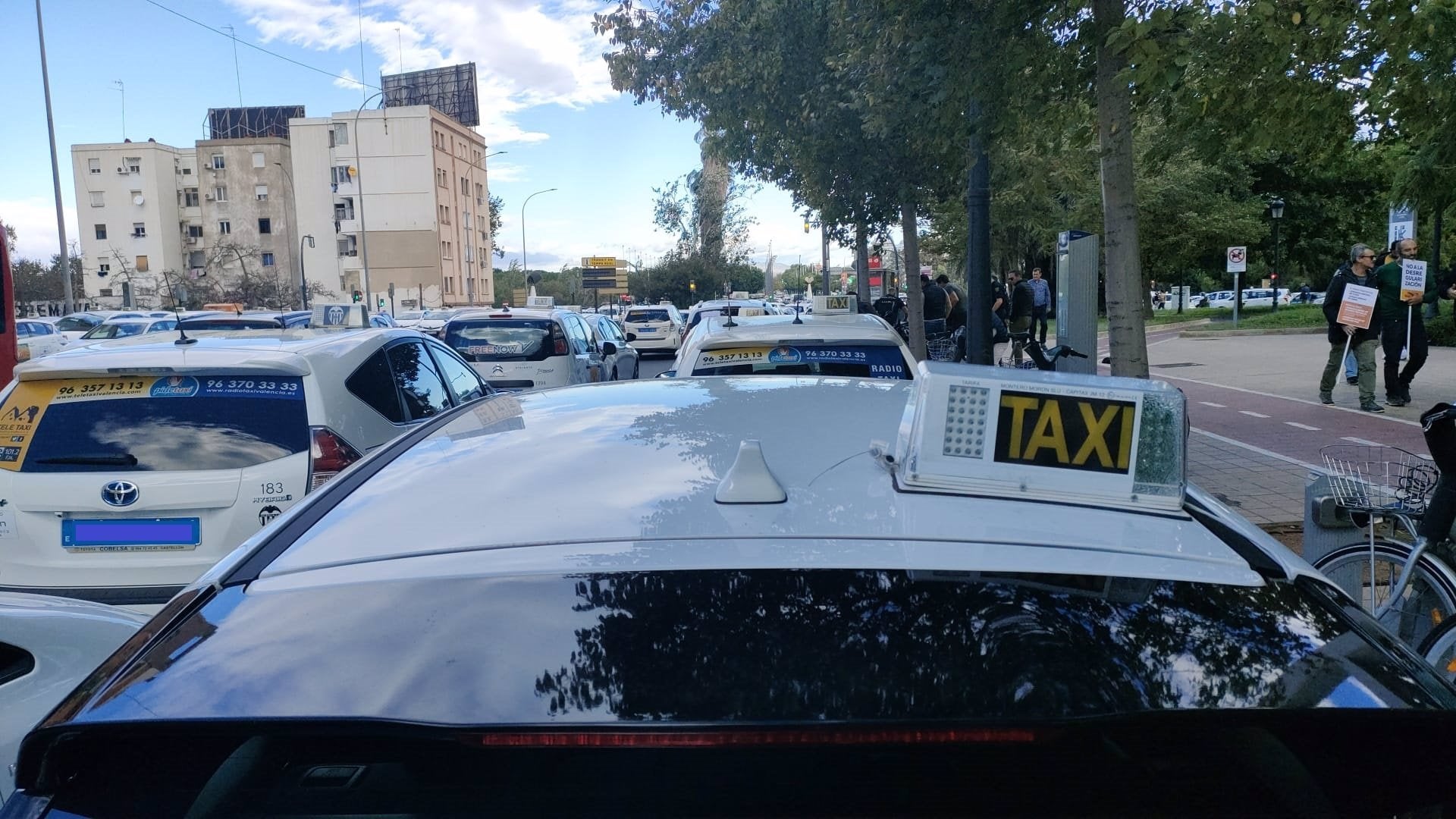 Taxistes protesten davant la Conselleria per millorar les seues condicions