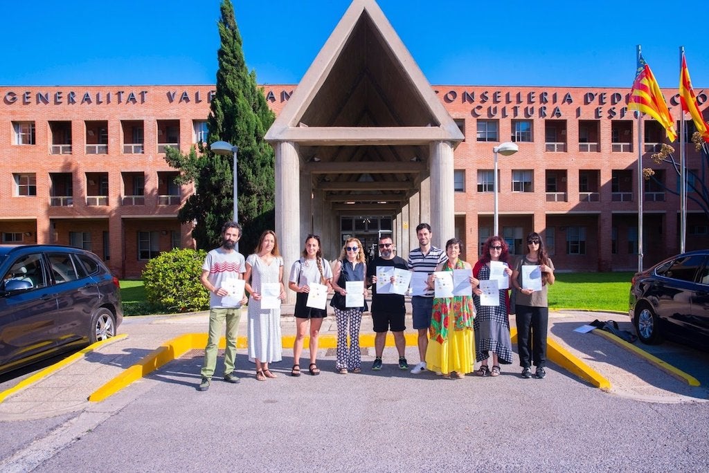 Representants dels col·lectius davant de la Conselleria de Cultura