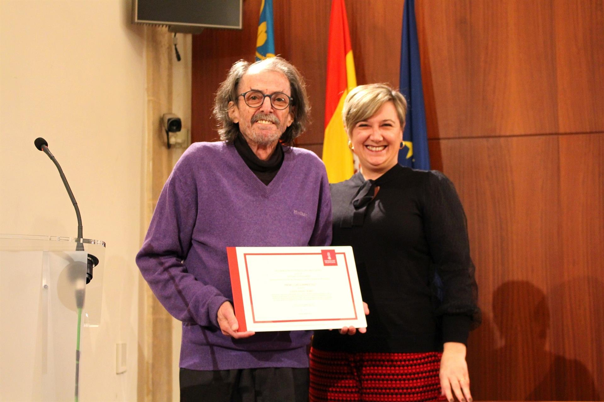 El poeta Josep Piera rep el premi Lluís Guarner per part de la consellera de Cultura, Raquel Tamarit