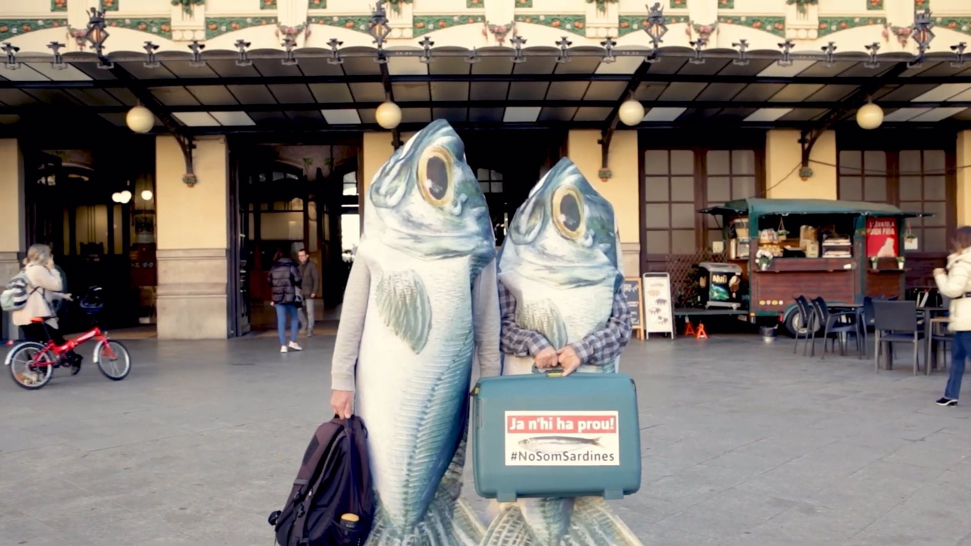 Dues «sardines» viatgen en tren per a denunciar les mancances de la línia Alcoi-Xàtiva-València