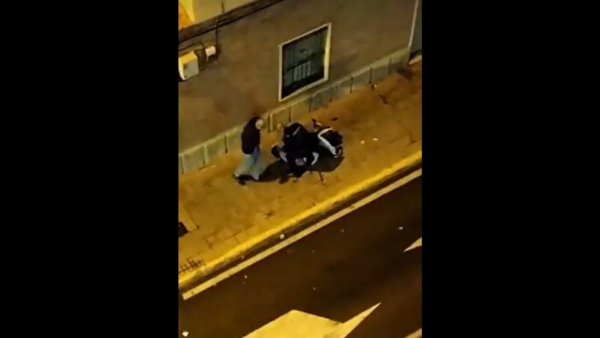 Captura del vídeo que ha enregistrat l'agressió policial a Elx