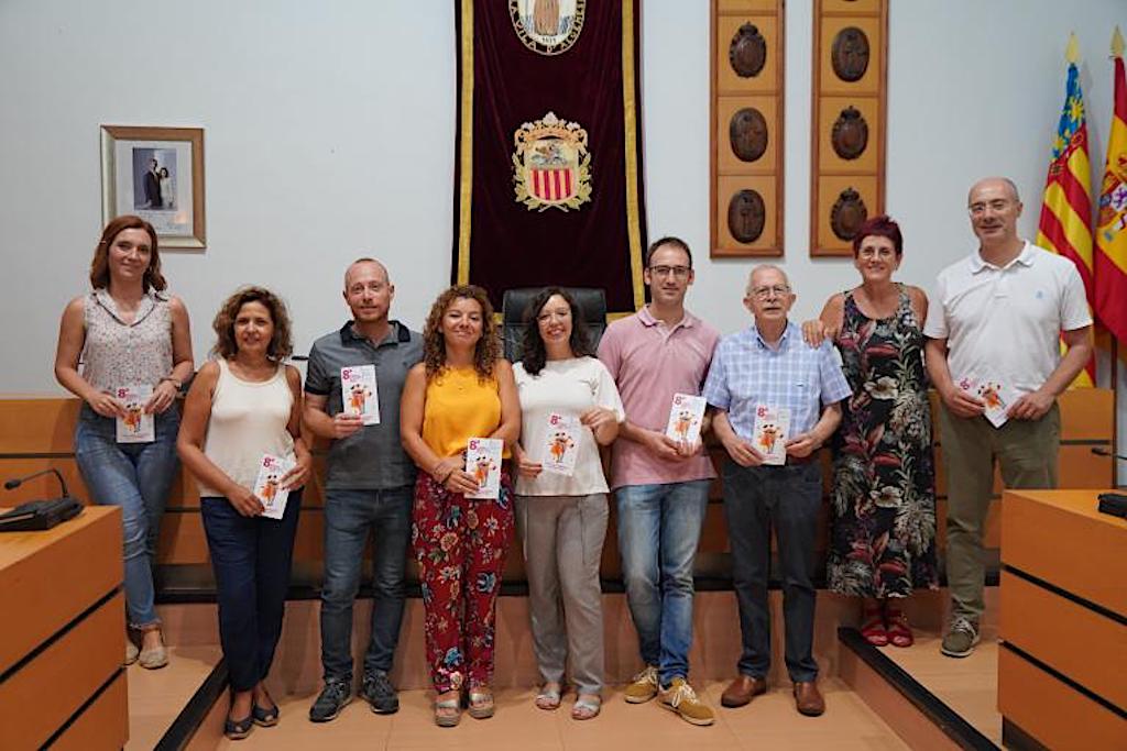 Representants de l'Ajuntament d'Algemesí, la Fundació Bromera i diferents entitats educatives en l'acte de presentació