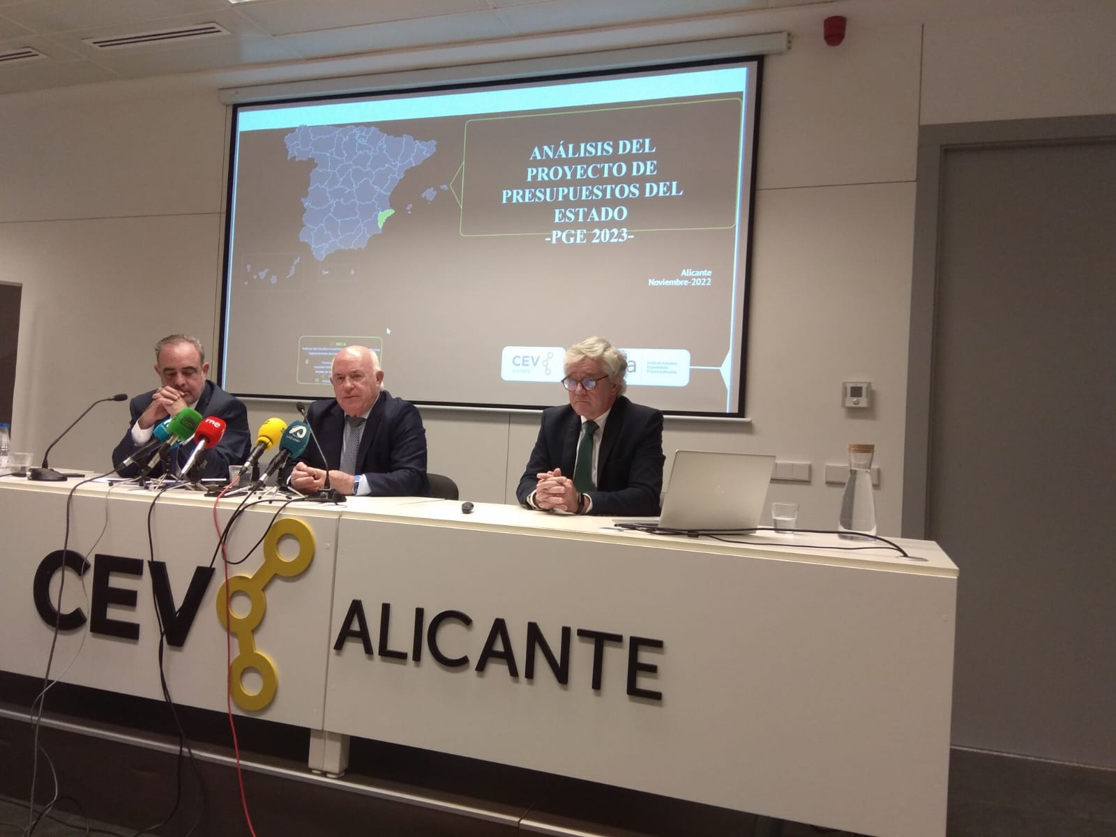 Roda de premsa d'Ineca i CEV prèvia a la manifestació del 3 de novembre contra el projecte de PGE per a Alacant