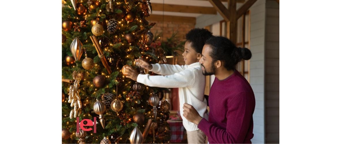 Decorar l’arbre de Nadal