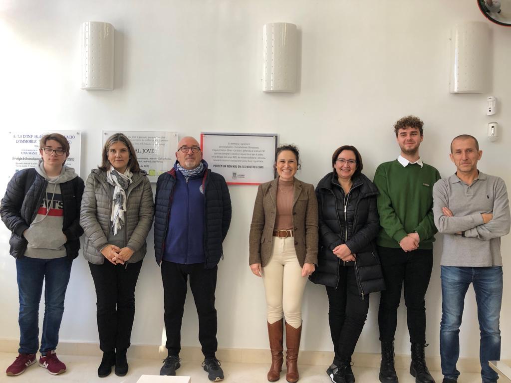 Col·loquen una placa al Casal Jove d’Almassora en memòria del Centre Obrer CNT, que va construir l’edifici