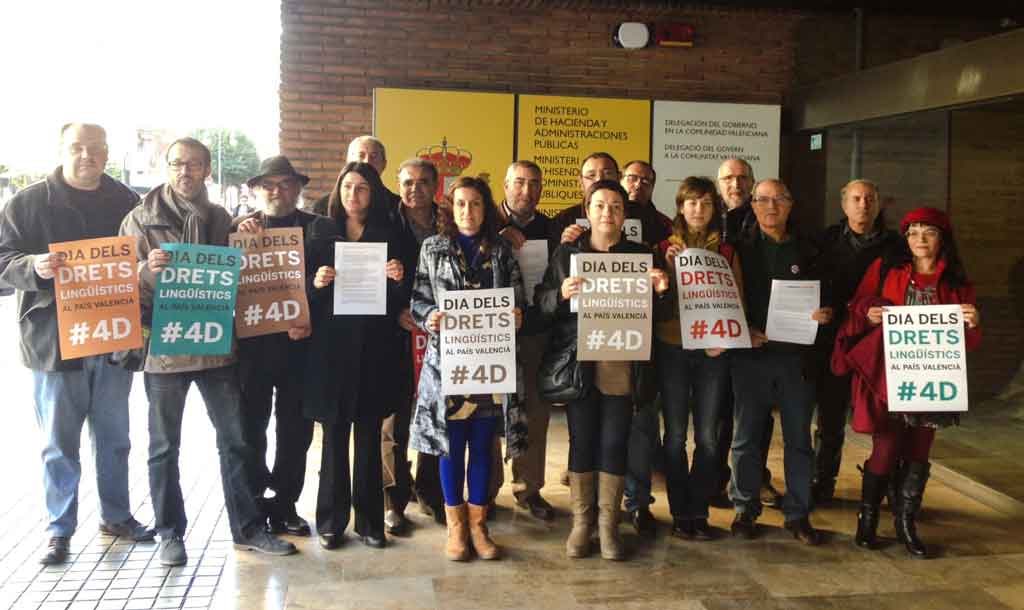 Representants la Plataforma pels Drets Lingüístics al País Valencià a la Delegació del govern espanyol a València el 2013