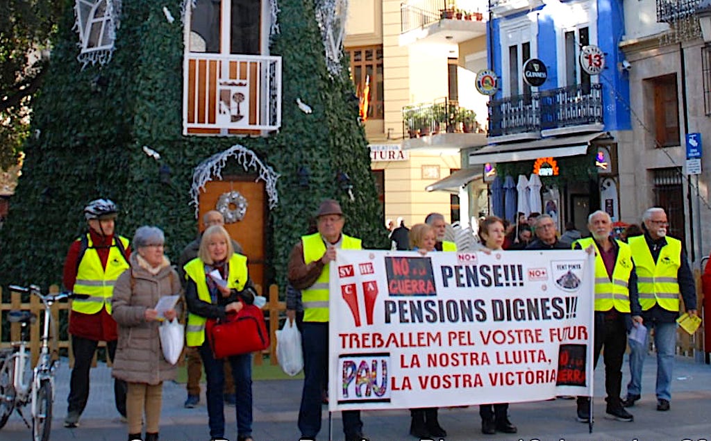 Pensionistes es concentren a Sueca en defensa dels serveis públics