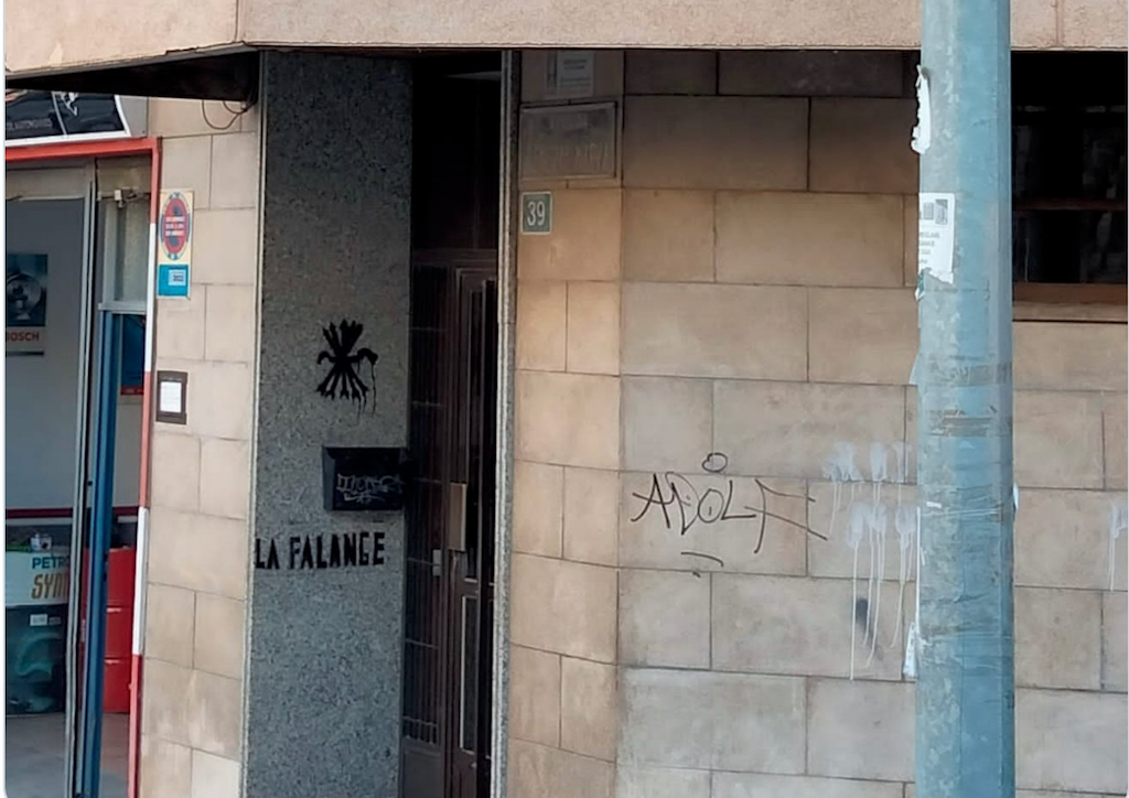 Pintades de la Falange a les parets de la seu de Compromís a Alacant