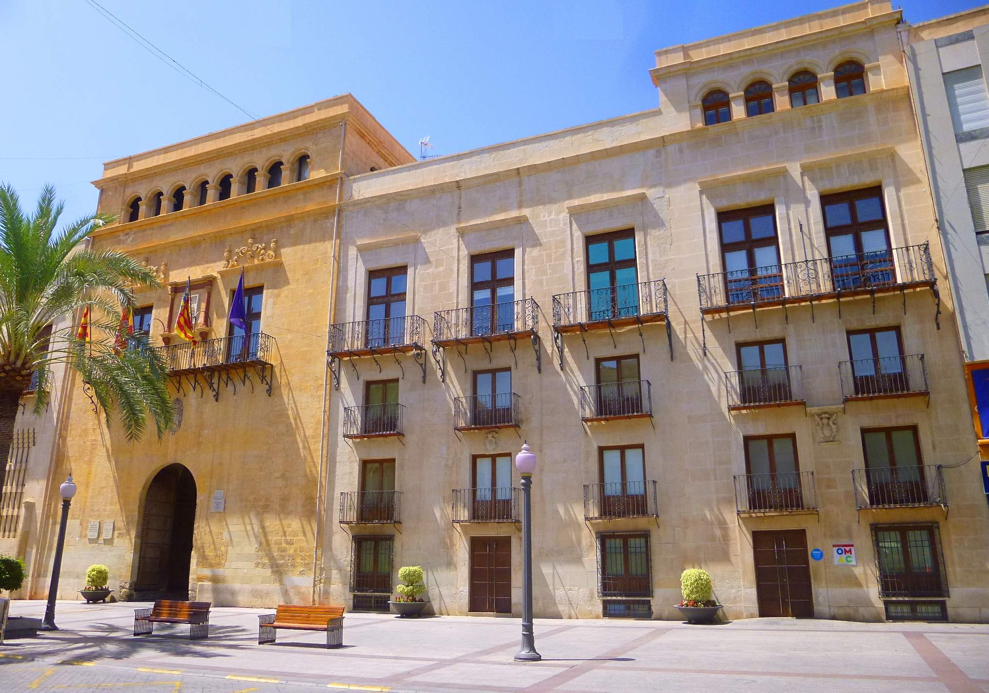 La Torre del Consell i la façana de l'antic Ajuntament d'Elx