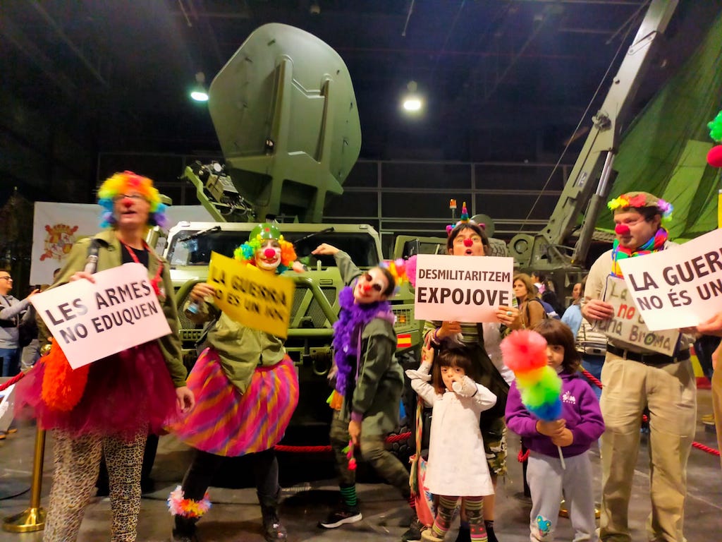 Antimilitaristes protesten a Expojove davant de l’estand de l’exèrcit espanyol