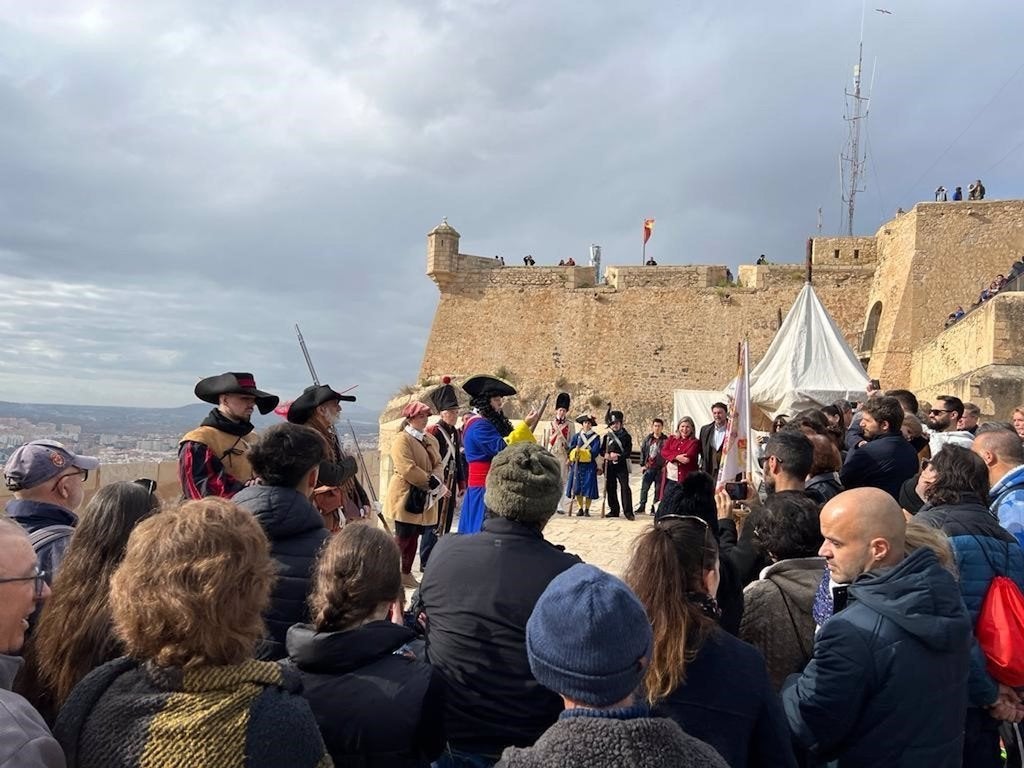 Unes 8.000 persones reviuen la història del castell de Santa Bàrbara d’Alacant aquest pont