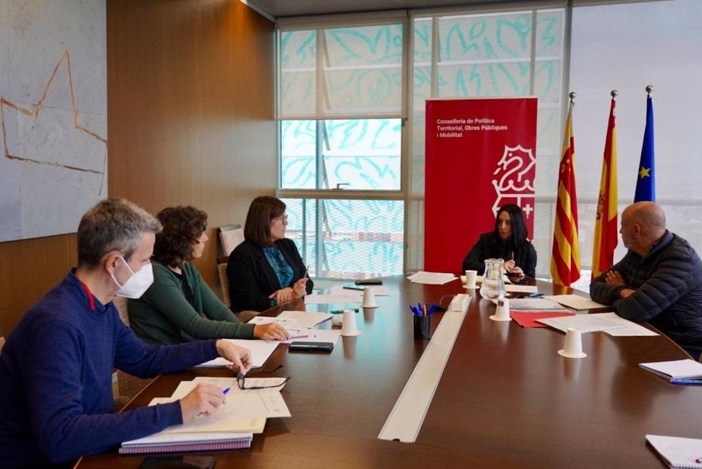 Rebeca Torró promet que la Generalitat emetrà abans de cap d’any els informes de projectes de renovables
