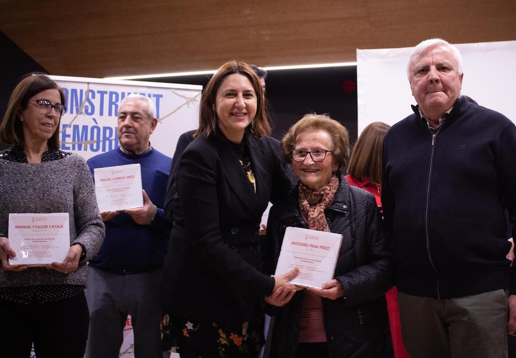 La consellera de Participació, Transparència, Cooperació i Qualitat Democràtica, Rosa Pérez Garijo, entrega els Taulells de la Memòria