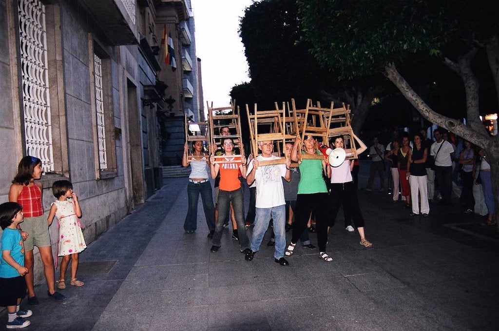 Esther Ferrer duent  terme una performance en una imatge d'arxiu