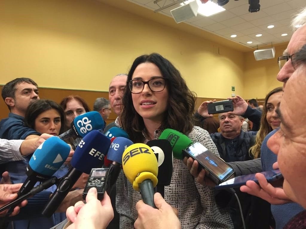 Aitana Mas al costat de Joan Baldoví, Ribó i Navarro en l'acte a Alacant