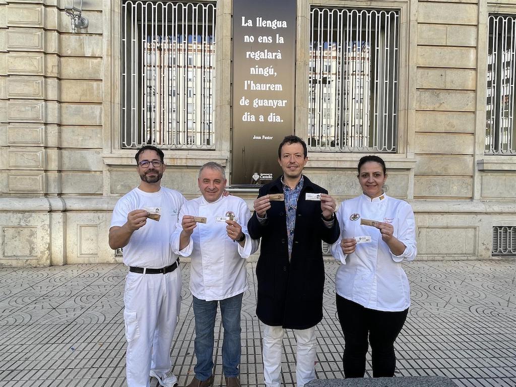 Castelló de la Plana difon els aforismes de Fuster amb 2.000 sobres de sucre en cafeteries i bars