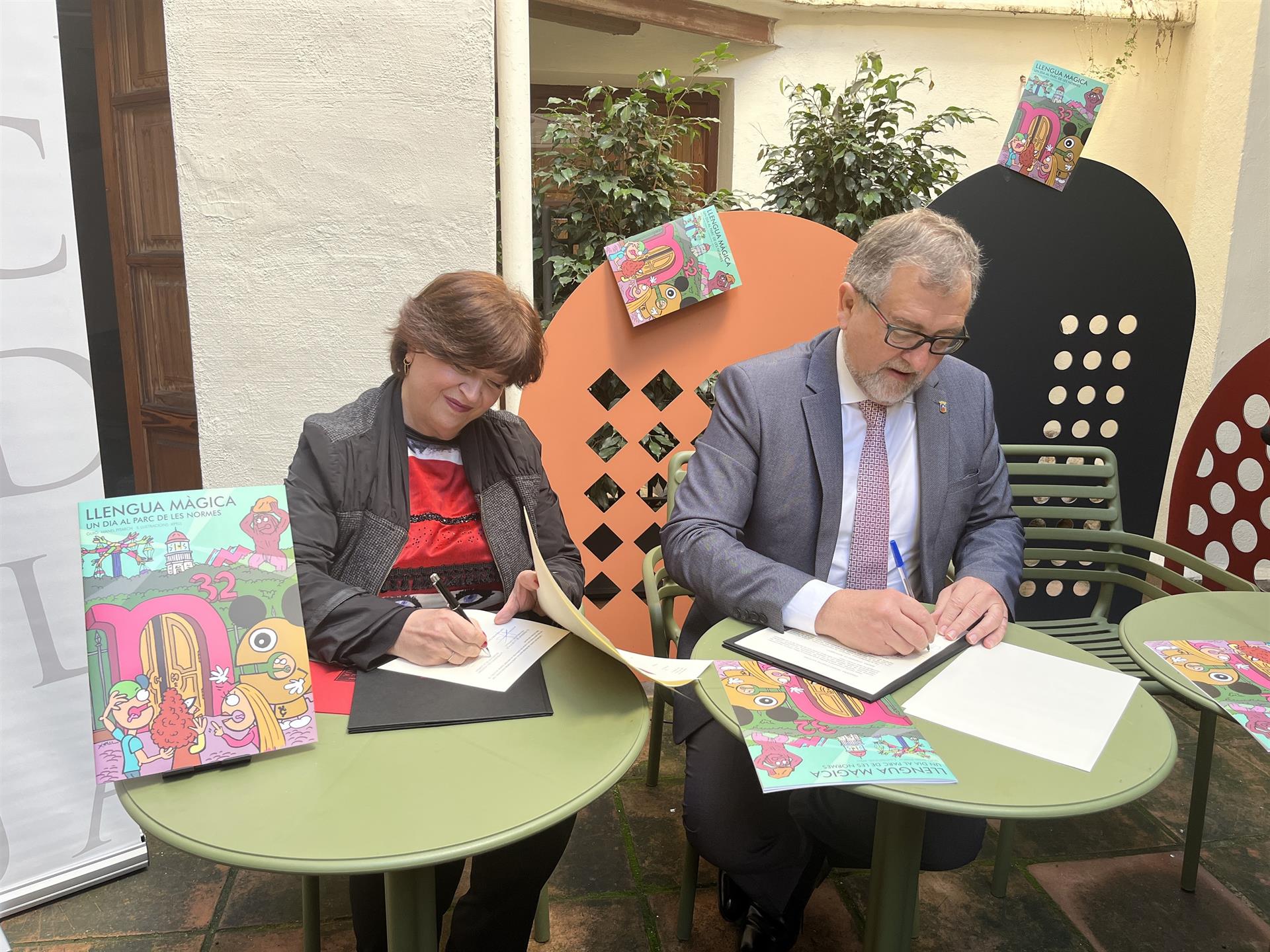 Verònica Cantó, presidenta de l'AVL; i José Martí, president de la Diputació de Castelló, signen el conveni