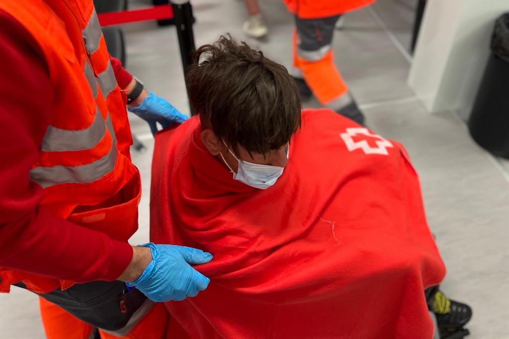 Localitzen set migrants, un en cadira de rodes i una embarassada, després d’arribar en pastera a Benidorm