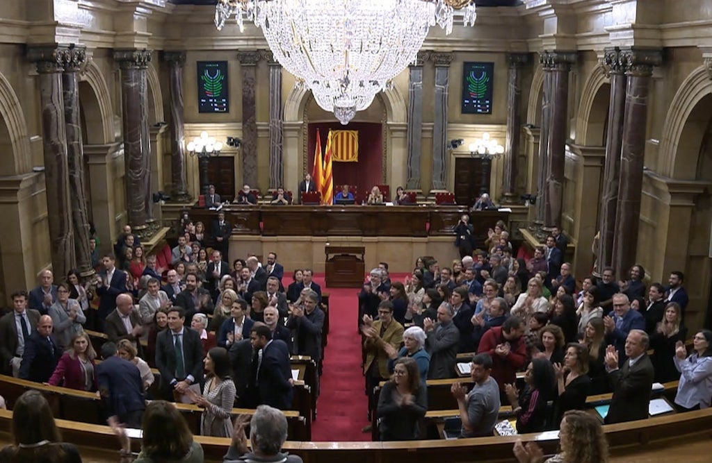 El ple del Parlament de Catalunya aplaudint el col·lectiu de persones cegues en aprovar-se la proposta