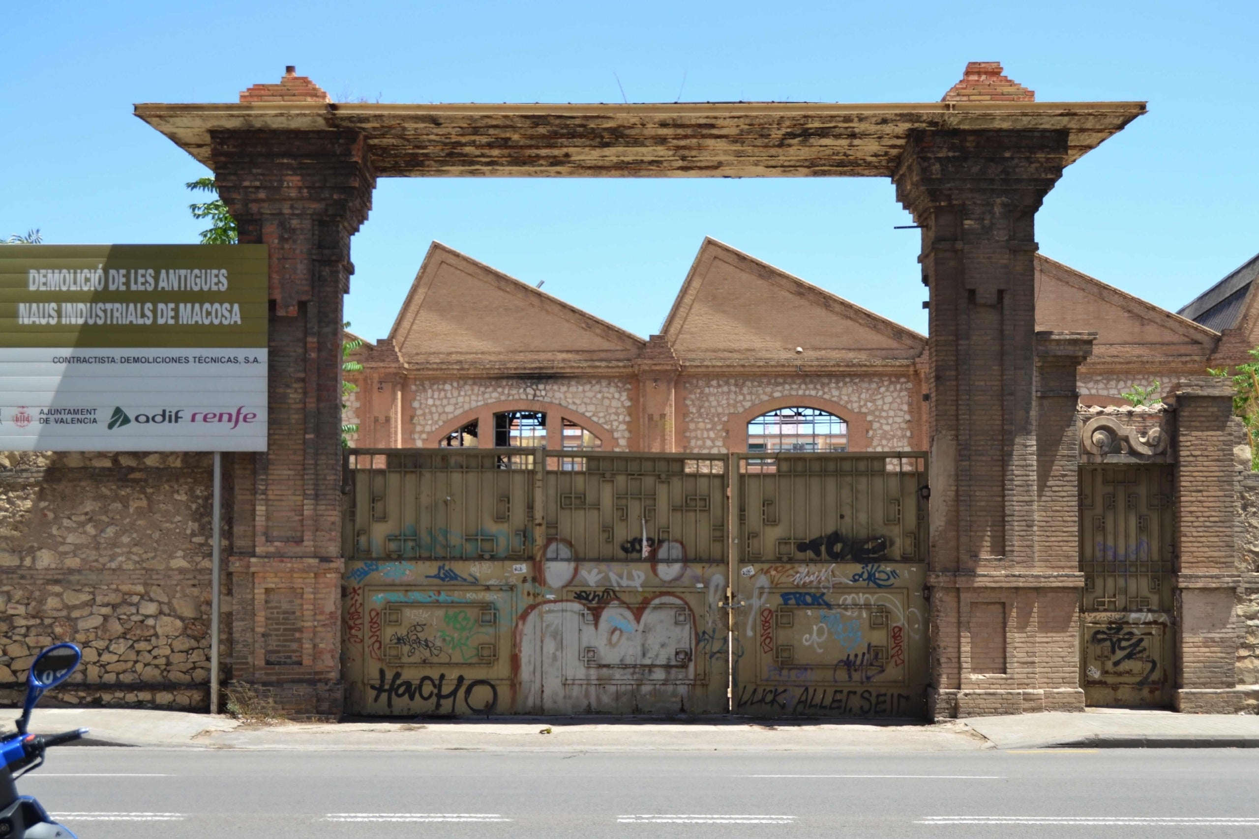Portal de entrada a las naus de Macosa, València