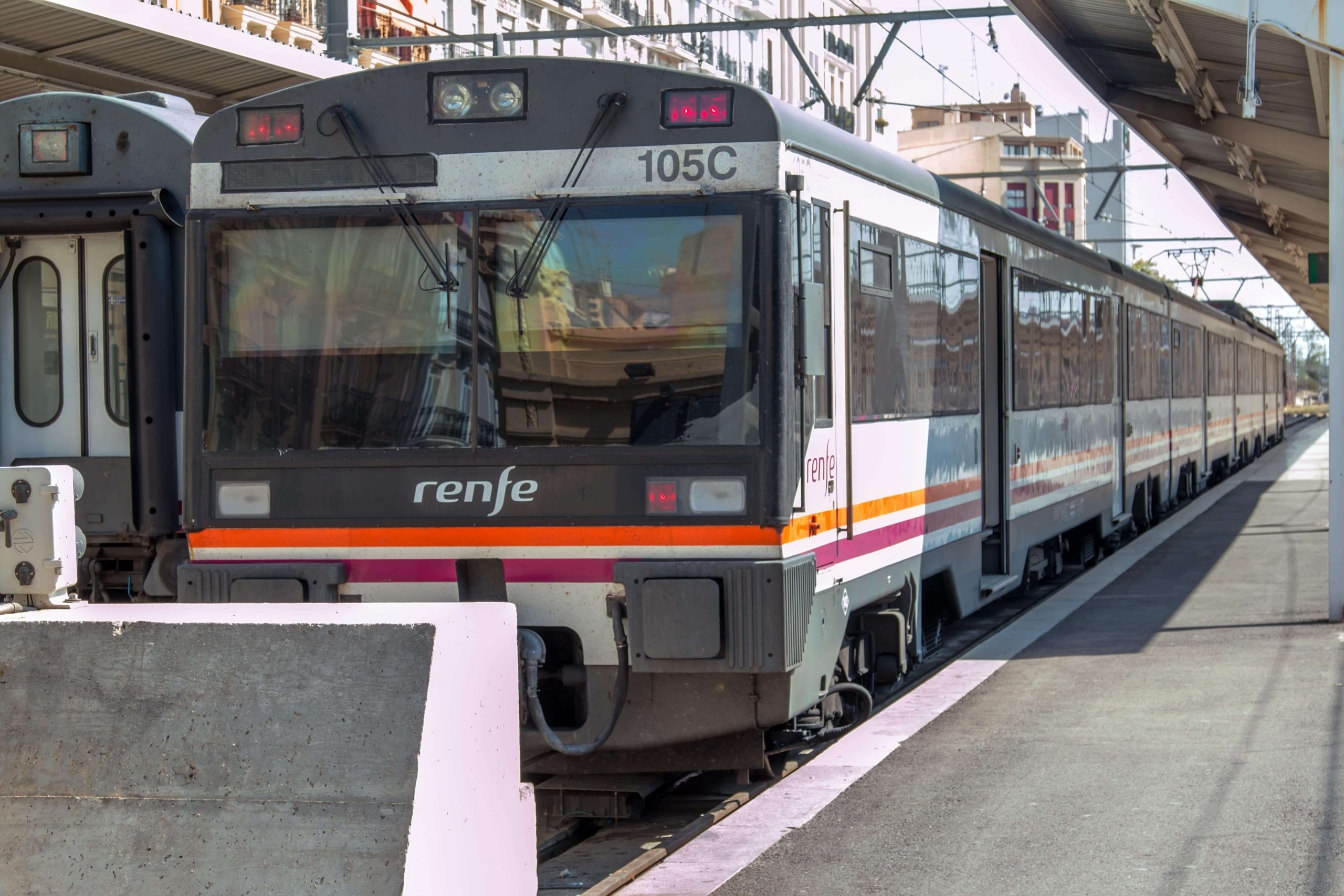 Tren estacionat a l'Estació del Nord de València