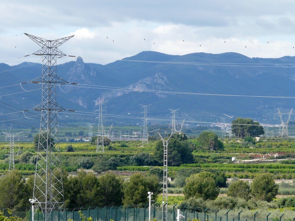 Associacions alerten que les macroplantes solars necessitaran més de 1.500 km de noves línies d’alta tensió