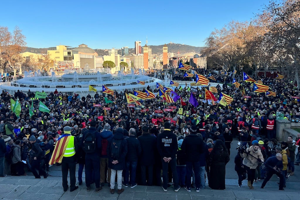 Manifestació independentista a la font de Montjuïc i a l’avinguda Maria Cristina per protestar per la cimera hispano-francesa | Aina Martí | ACN