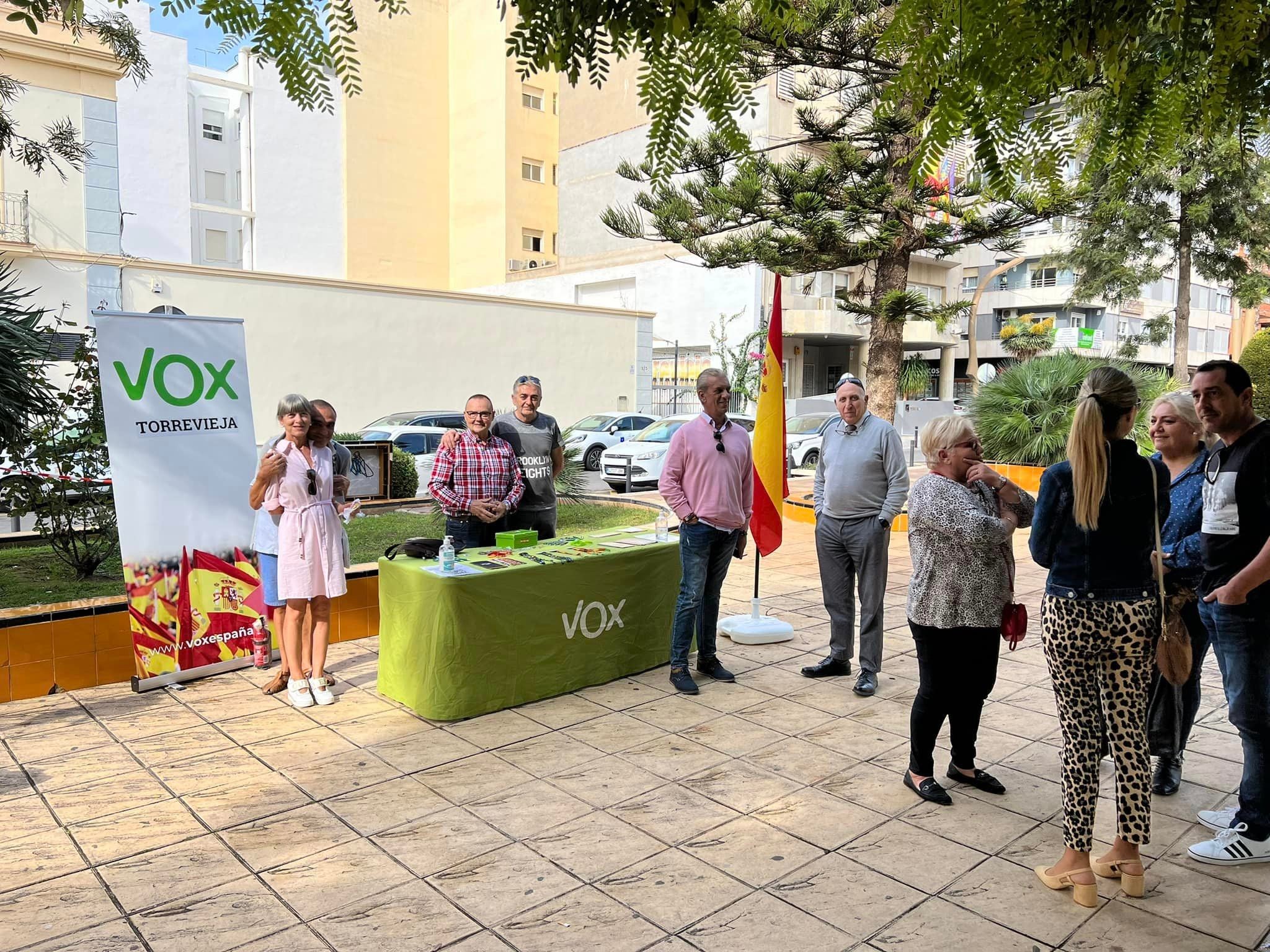 Taula informativa de Vox a Torrevella (Baix Segura)