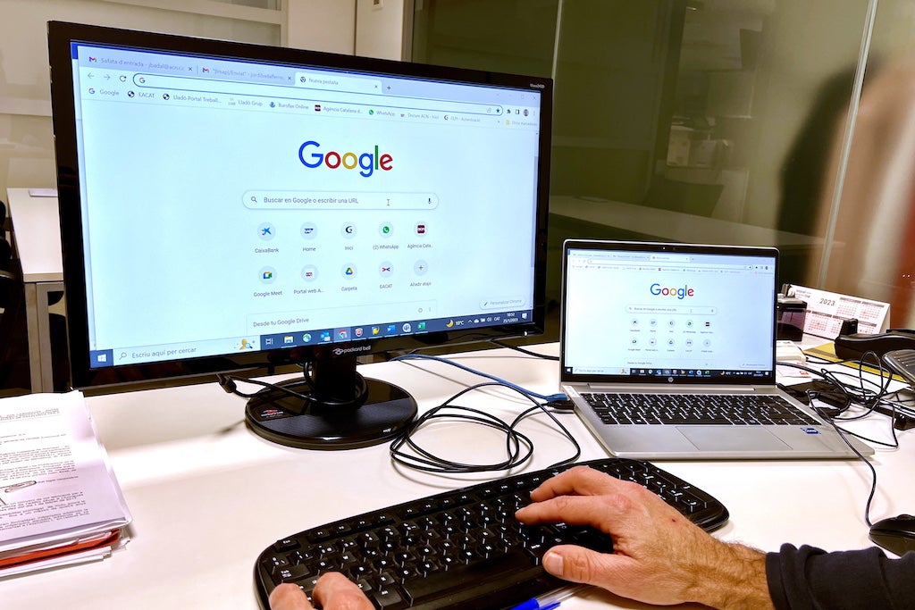 Un usuari fa servir el buscador de Google des d'una pantalla d'ordinador | Gerard Escaich | ACN