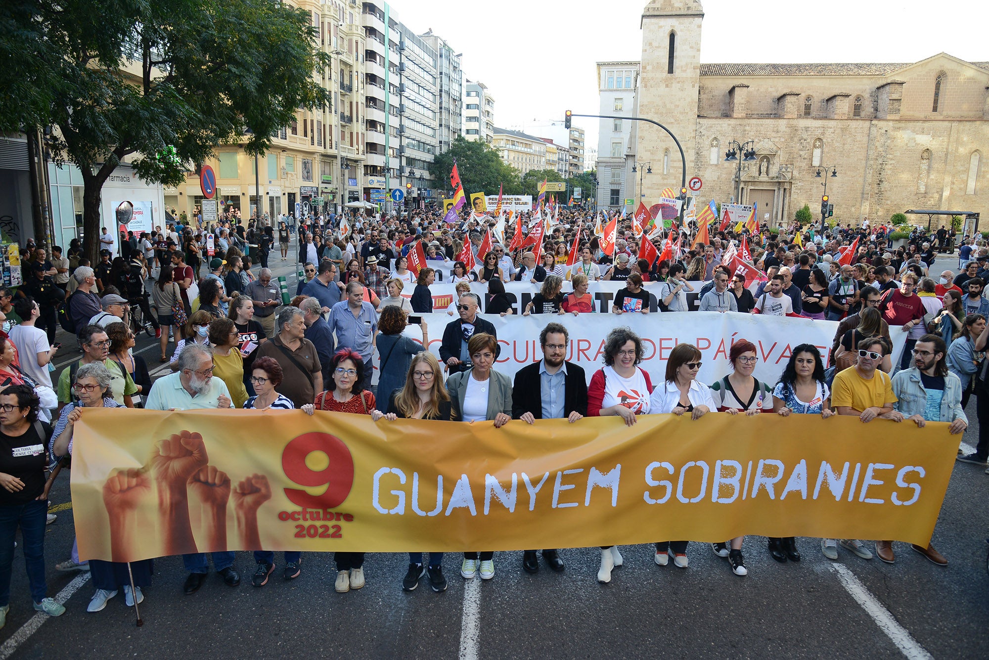 Membres de les entitats integrants de la Comissió 9 d'Octubre a la Diada del 2022