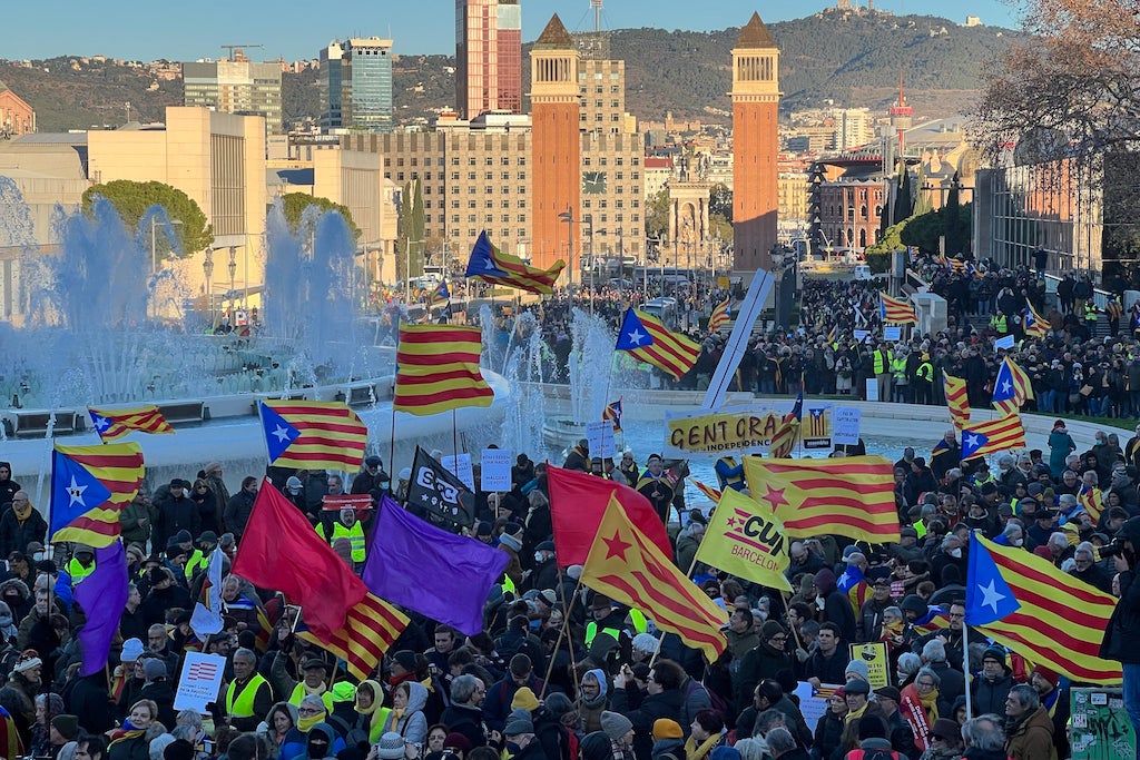 Manifestació independentista a la font de Montjuïc i a l’avinguda Maria Cristina per protestar per la cimera hispano-francesa | Aina Martí