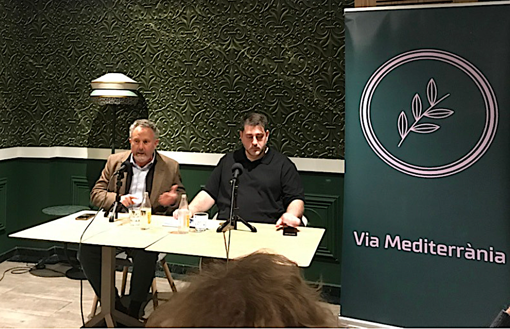 Enric Bataller, president de Via Mediterrània, i Félix Moreno, empresari, exregidor de Compromís a l’Ajuntament d’Ibi, durant l'acte