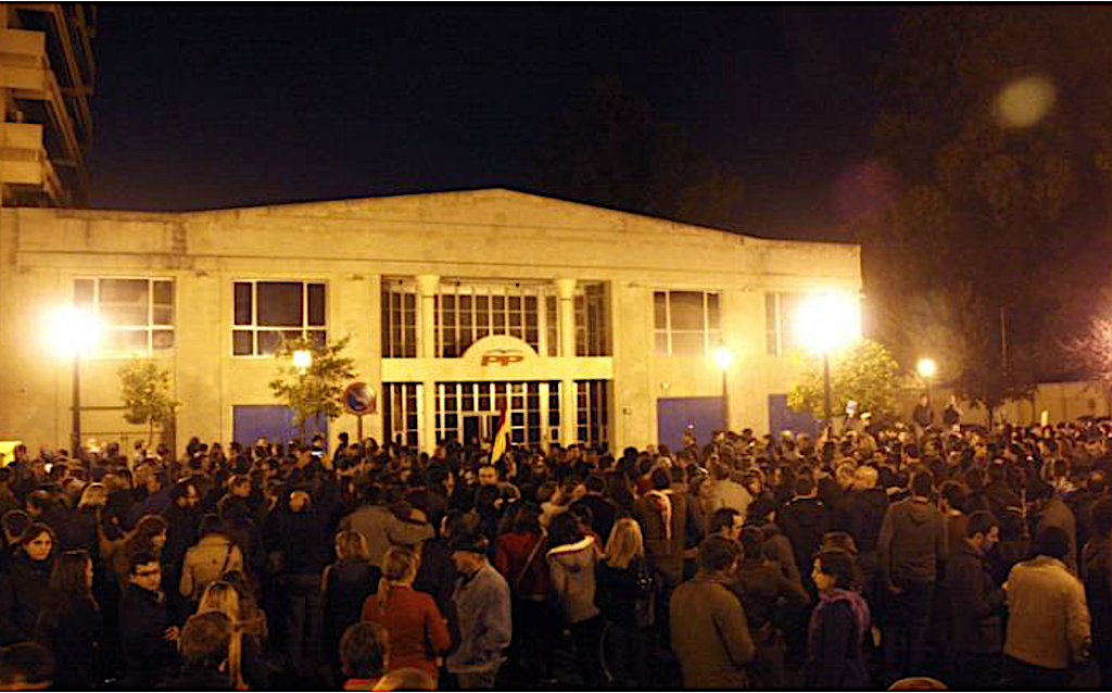 Fa 10 anys, a DLV: «Centenars de persones es concentren davant la seu del PP valencià al crit de “lladres, lladres”»