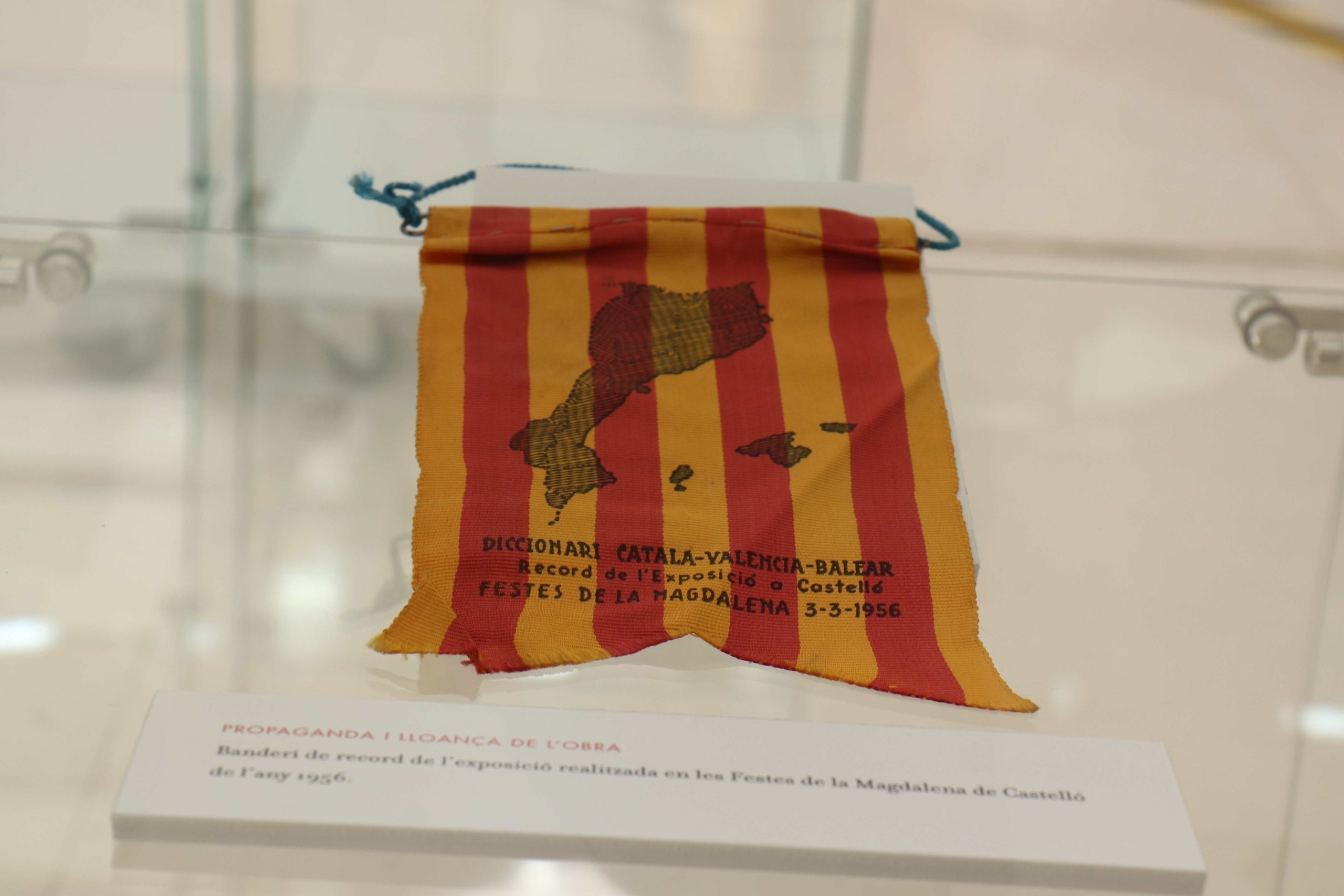 La Universitat d’Alacant acull l’exposició «60 anys del Diccionari català-valencià-balear»