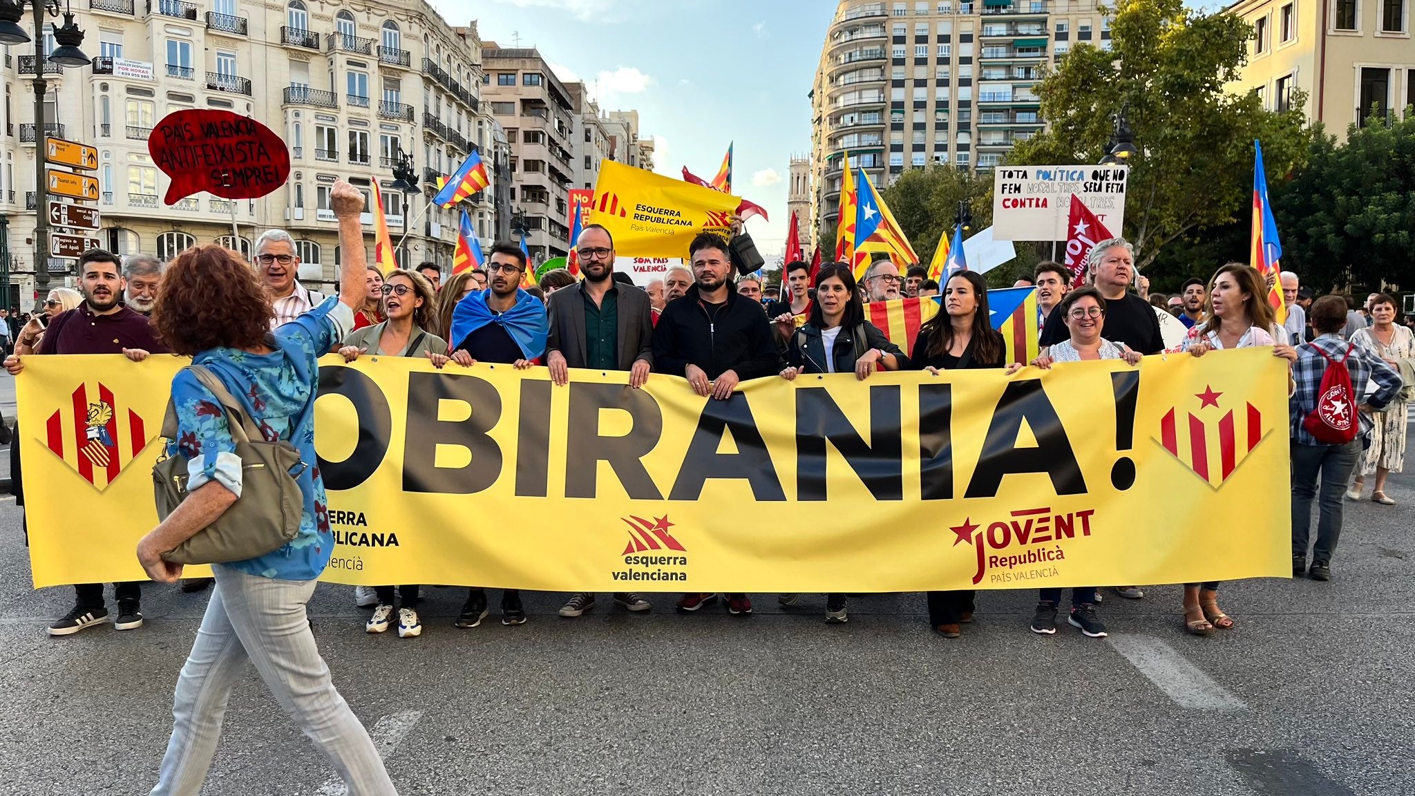 Josep Barberà i Gabriel Rufián, al capdavant de la pancarta d'ERPV a la manifestació del 9 d'Octubre a València