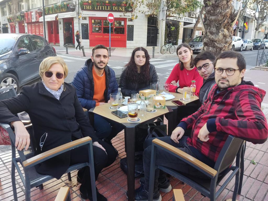 Ana Barceló, reunida amb militants de les Joventuts Socialistes a Alacant, entre els quals hi ha el jove que el partit fa passar per anònim per a criticar el PP en un vídeo (el segon per la dreta)