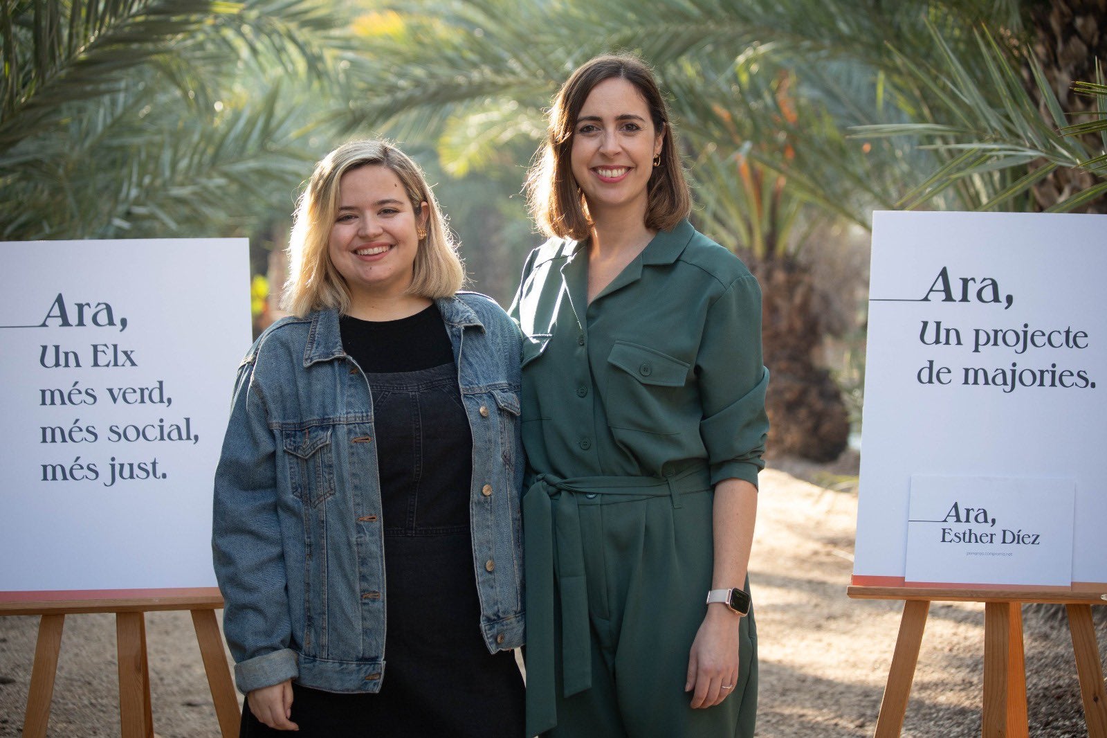 Marina González, candidat a les primàries de Compromís per encapçalar la llista de les Corts Valencianes per Alacant, a l'esquerra, amb Esther Díez, candidata a les primàries de Compromís per ser alcaldable d'Elx