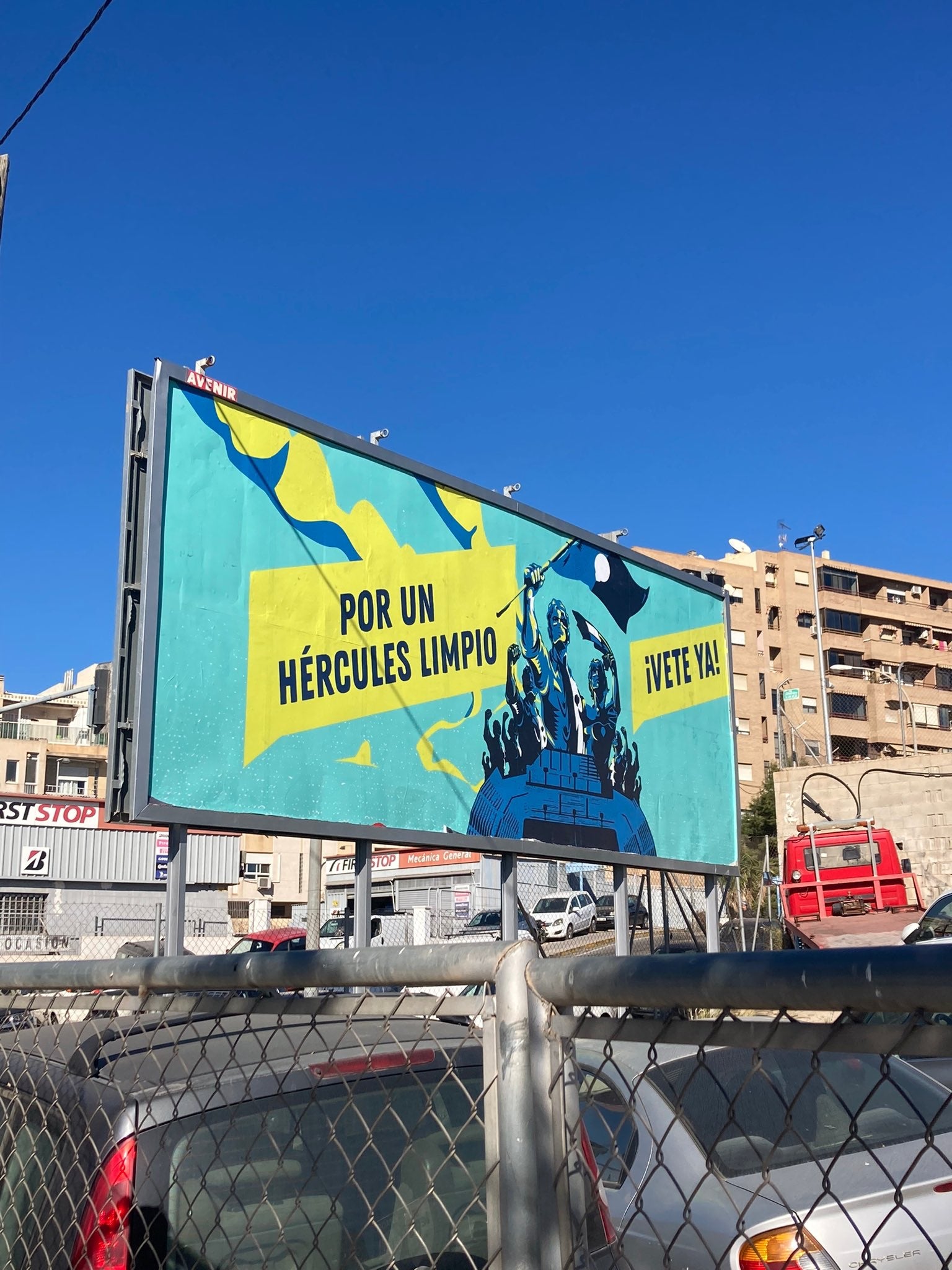 Alacant desperta amb tanques publicitàries que demanen la marxa d’Enrique Ortiz