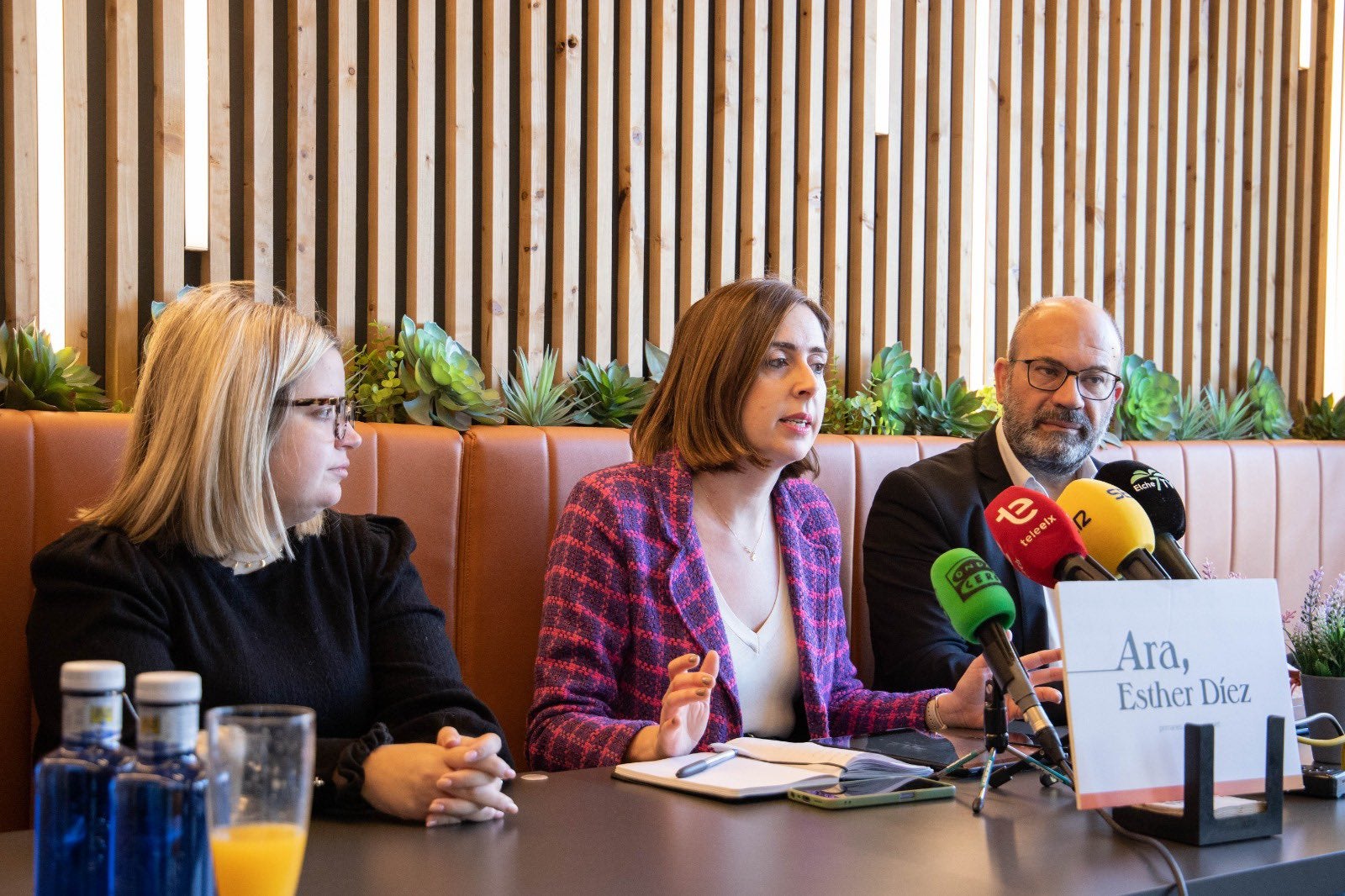 Esther Díez, al costat de Marina González, candidata en primàries de Compromís a encapçalar la llista a les Corts; i del regidor Felip Sànchez