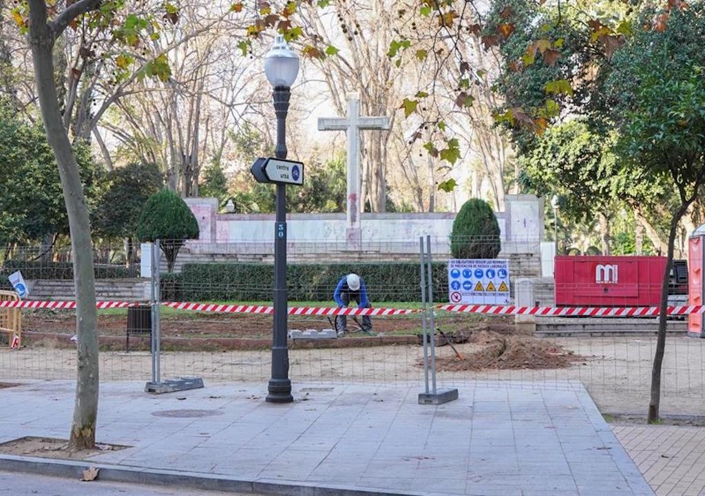 Comencen els treballs per a la retirada de la creu del parc Ribalta de Castelló de la Plana