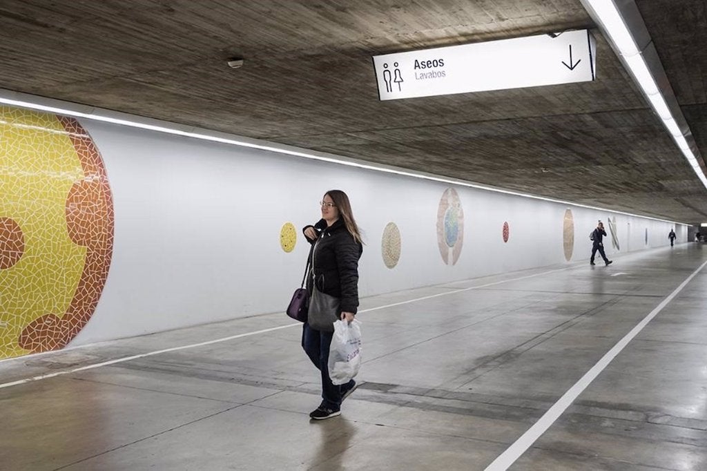 La Ciutat dels Arts instal·la al pàrquing un mural que recrea el sistema solar i l’evolució de la Terra