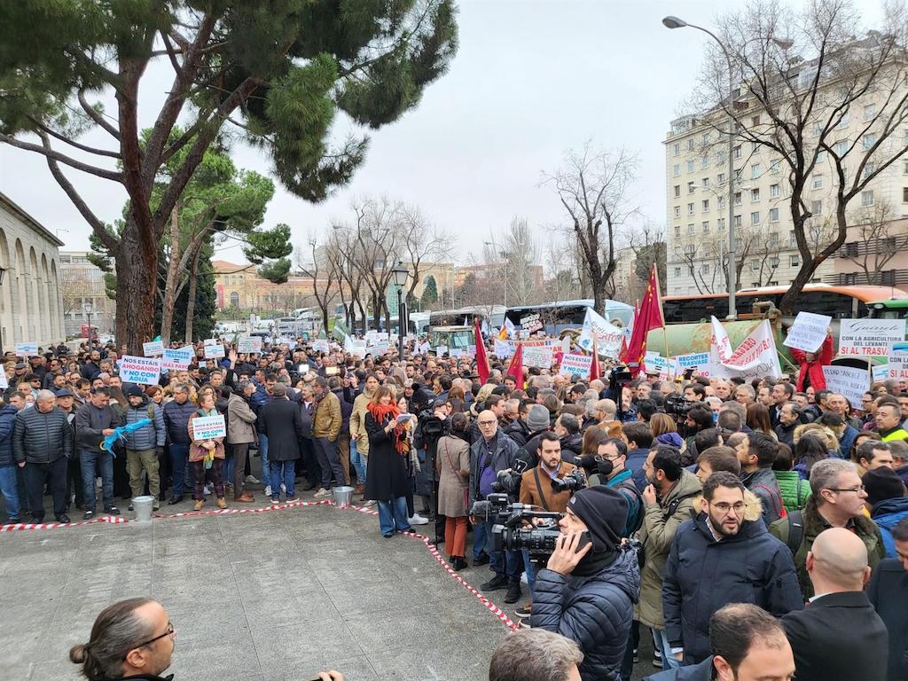 Regants i polítics protesten contra la ministra Ribera pel transvasament Tajo-Segura | EP