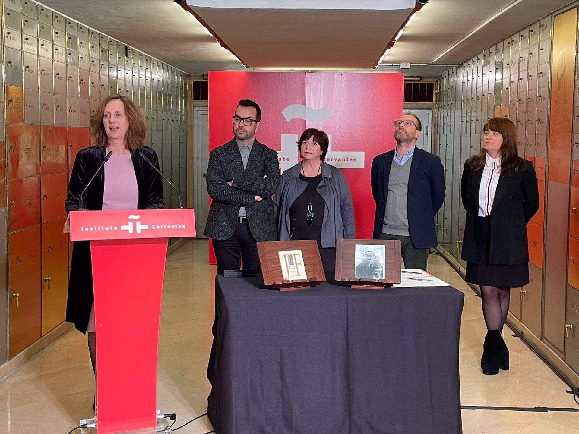 Joan Fuster obri la Caixa de les Lletres amb els seus aforismes i una fotografia