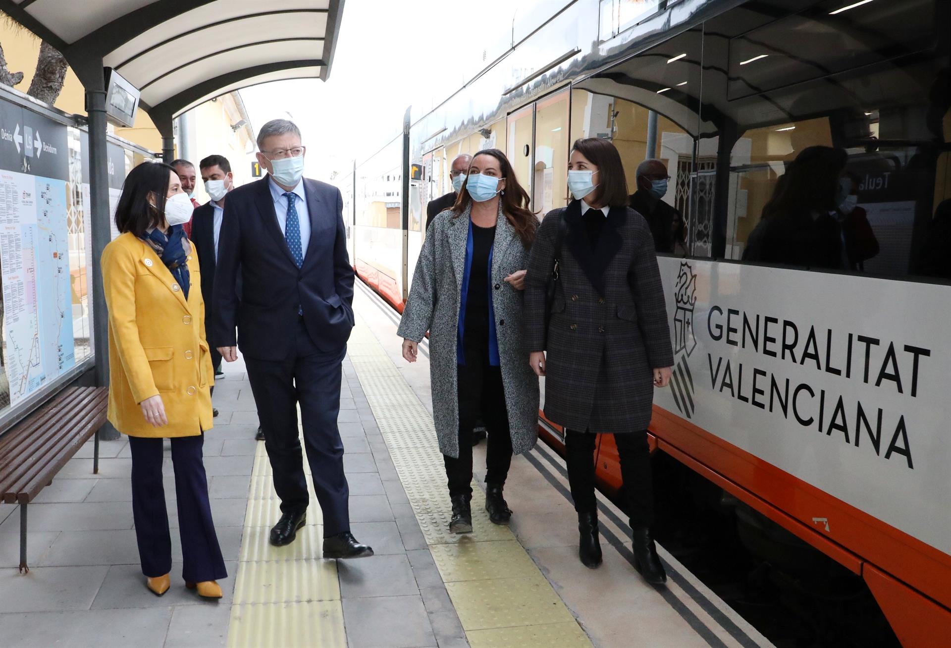 El president Ximo Puig al tramvia de Dénia