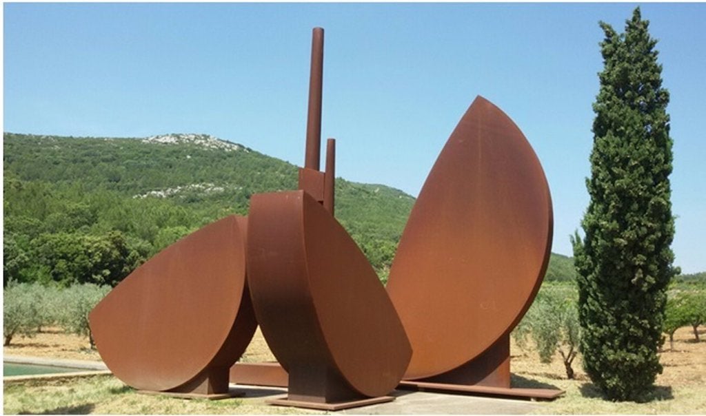 Escultura de Miquel Navarro amb el cim del Teix al fons | EP