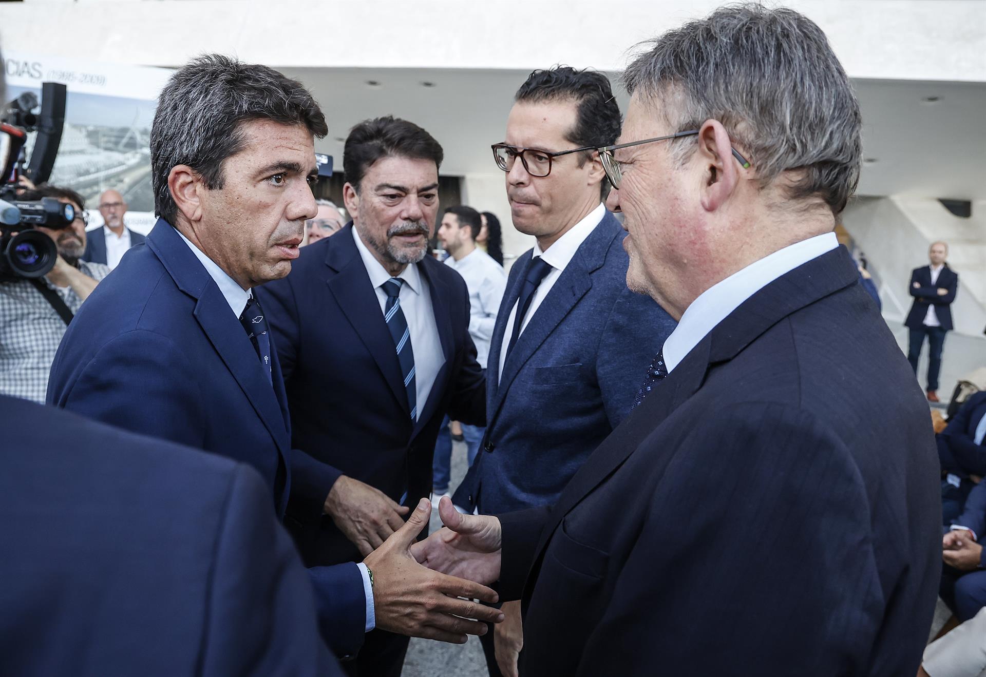 Carlos Mazón i Ximo Puig se saluden en un acte