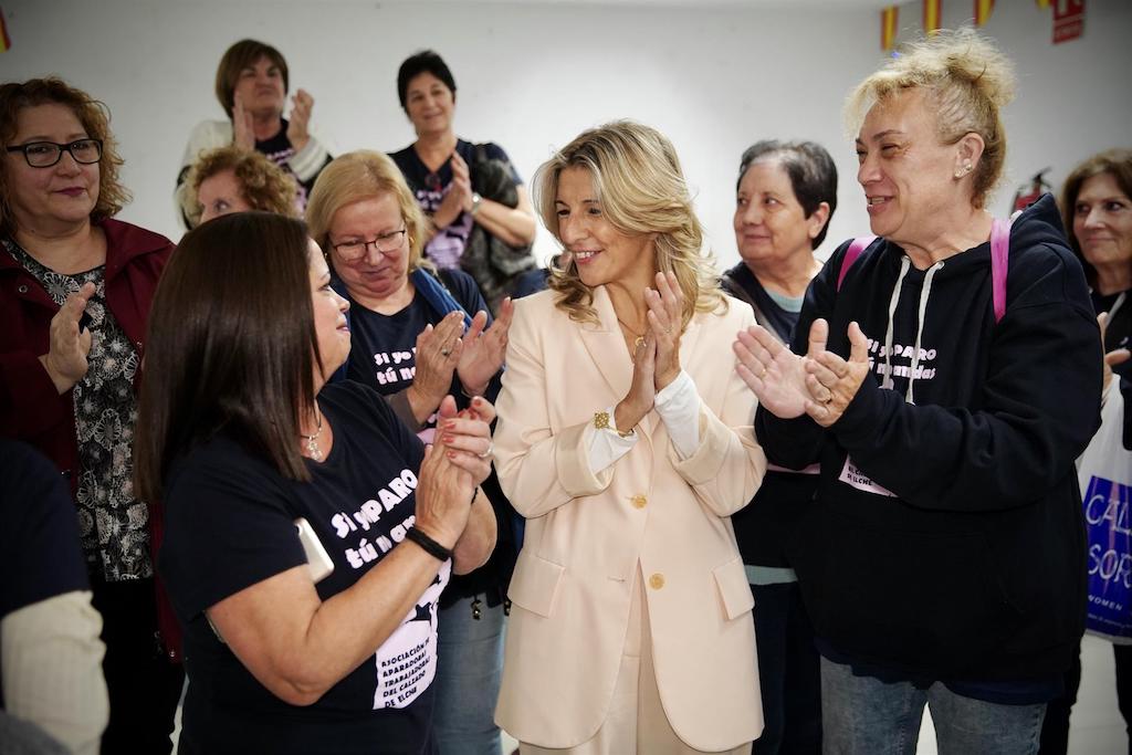 La vicepresidenta segona del govern espanyol i ministra de Treball, Yolanda Díaz, es reuneix amb el col·lectiu de aparadoras al barri de Carrús, a Elx | EP