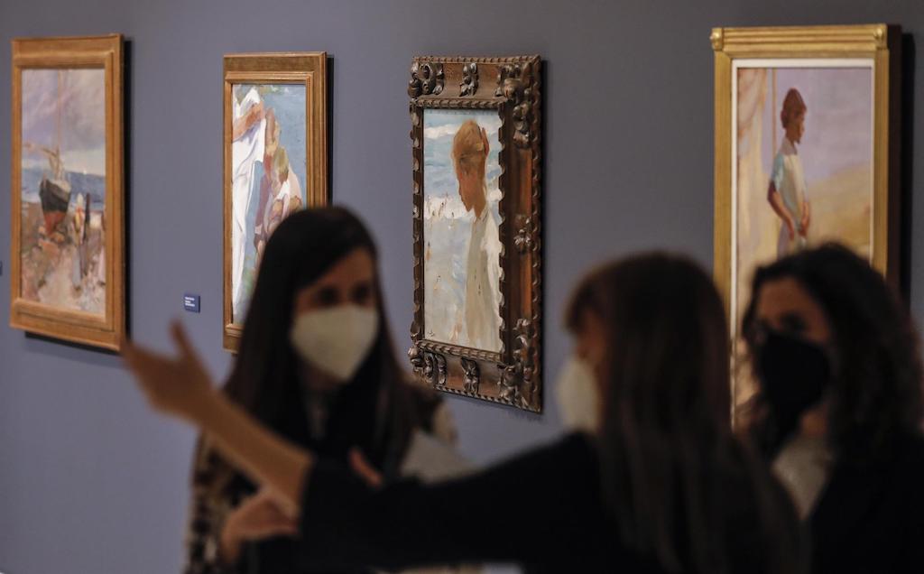 Tres visitants durant l'exposició «Sorolla. Femení plural» a la Fundació Bancaixa  | Rober Solsona | EP