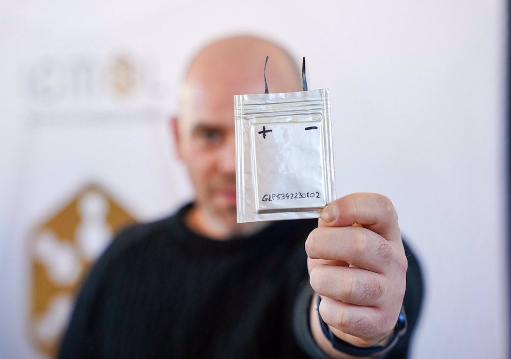 La UV i Graphenano revolucionen el sector de les bateries