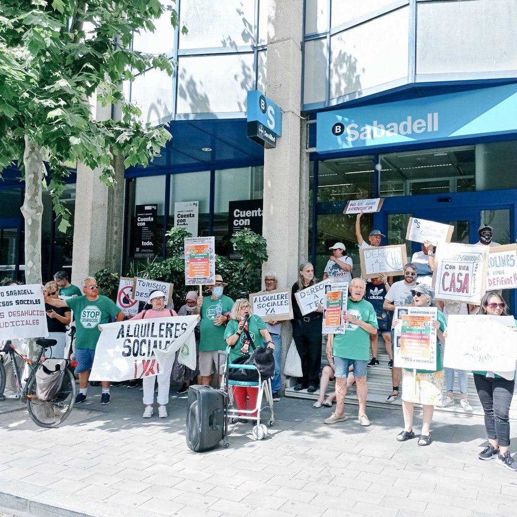 Protesta del Sindicat de Barri de Carolines davant la seu del Banc Sabadell